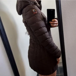 Parajumper Irene - Äkta Parajumper i modellen Irene säljs! Fin brun färg som ej går att köpa längre vad jag sett. Jackan är i perfekt skick och är figursydd så den sitter väldigt fint på! Fler bilder kan skickas privat. Den är i storlek M men skulle säga att den pasar S & mindre M. Nypris 4799kr 