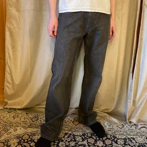 Gråa Jeans - Gråa jeans med perfekt fit. Bra skick!  Jag är 182cm lång.