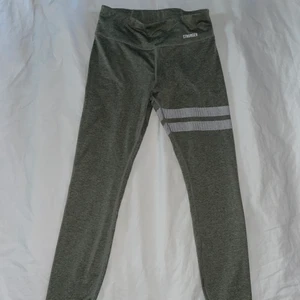Stronger tights - Träningstights från stronger, använda 1-2 gånger. Har en ficka ovanför rumpan för telefonen. Perfekta att springa i!🥰