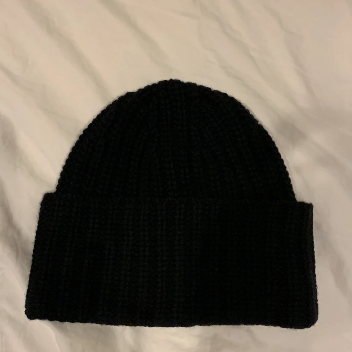 Svart ribbad mössa  - 90