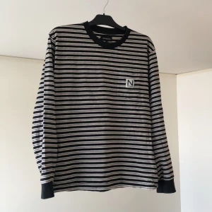 New Black Tröja  - Skön tröja av New Black i riktigt bra kvalité och skick. Har blivit för liten för mig så hoppas på att den får hitta ett nytt hem.  Storlek M