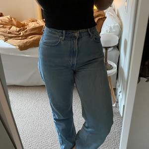 En perfekt jeans under alla årstider. Normal tvätt men åt det ljusare hållet. Passformen är weekdays Rowe. Byxorna är i fint skick men välanvända:)) Jag är ca 163cm lång för de som funderar över längden på byxorna. Nypris: 500kr💙💙