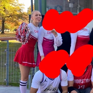 Cheerleader dräkt  - Säljer min cheerleader dräkt som är perfekt för halloween! Använt en gång bara och man får med strumporna på köpet! 💞💕 priset är inklusive frakt 
