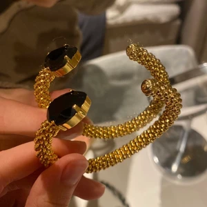 Caroline svedbom armband - Jättesnyggt med svart sten, finns inte i butik längre. Nyskick och skickas i orginallåda! 😊 nypris 900kr 