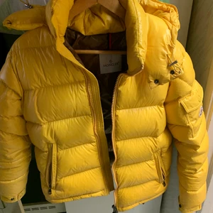 Moncler maya - Hej säljer denna moncler mayan (rare cw) size 2, cond 8/10 pris 8000kr prutat och klart!