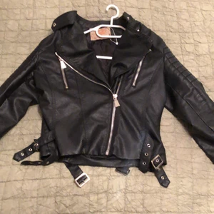 Svart skinjacka - Svart skinjacka i storlek 42. Har inte använt den så mycket.