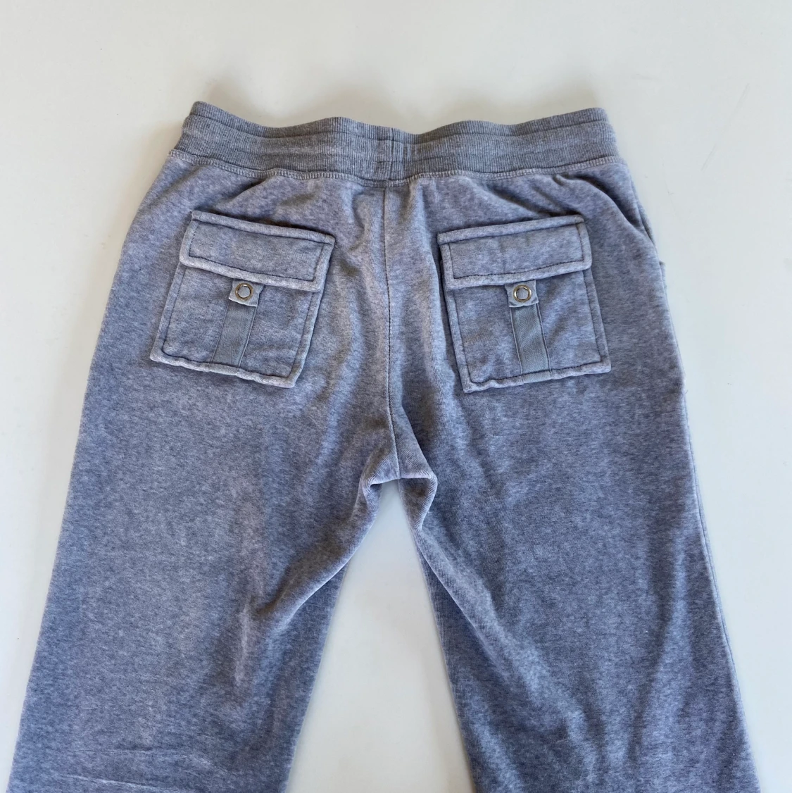 Gråa velourbyxor - 91
