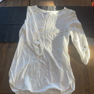 Vit VERO MODA blus storlek S - En vit VERO MODA blur i storlek S