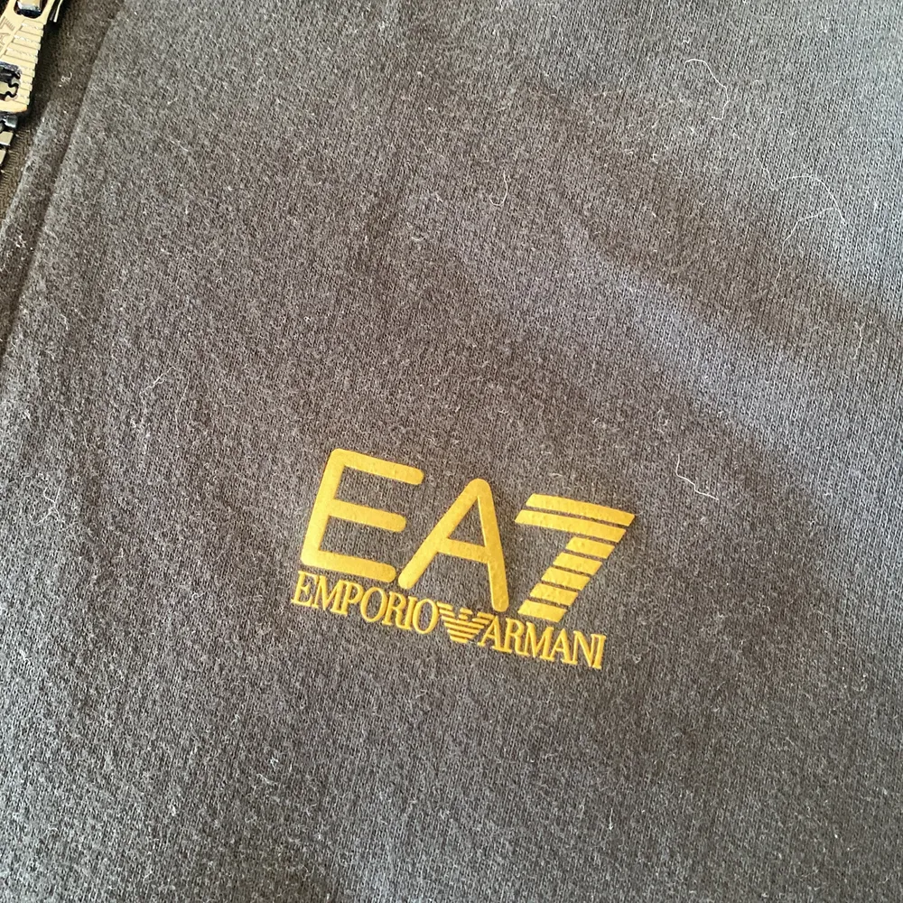EA7 kofta, som ny, loggan är i guld den ser bara gul ut, Storlek M. Tröjor & Koftor.
