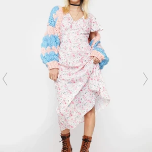 Oanvänd klänning från dollskill - Oanvänd klänning från dollskill. Nypris: 48$ säljer för behöver pengar, sitter som en M/L