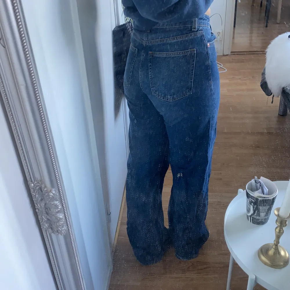 Säljer mina mörkblå yoko jeans från monki. Är 167cm och dem är lite långa (därav slitna längst nere vid benen, bild 3). Storlek 27, köparen står för frakt👖💞. Jeans & Byxor.