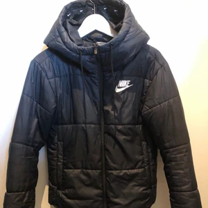 Vinterjacka Nike  - Svart snygg vinterjacka Nike. Luva. Jättefint skick. Köparen står för frakten.