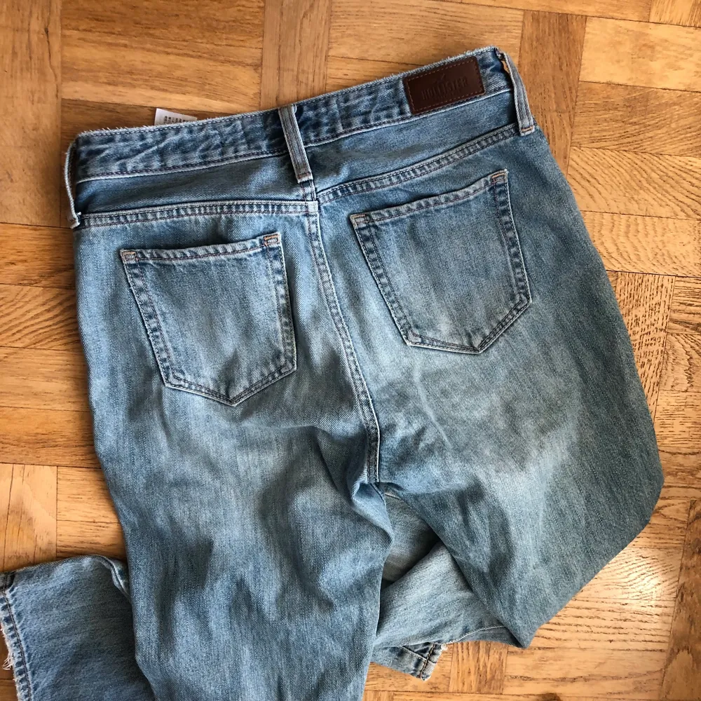 Säljer ett par jeans från Hollister. De är i modellen ”high rise vintage straight”, w25 L27. Hämtas i Sollentuna eller fraktas 💖. Jeans & Byxor.
