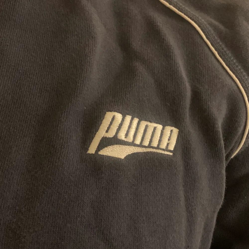 En jättefin Puma zip-up i nyskick. Använt endast 2-3 gånger, köpt secondhand men hade vid köpet prislapp kvar. Riktigt mysig och asfin och unik! Köpare står för frakten. Tröjor & Koftor.