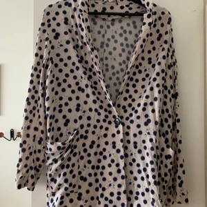 SKJORTA/KAVAJ HMxANNA GLOVER  - vit kavaj med trollsländor och marinblå fläckar. Två fickor och smickrande knäppning i midjan. 