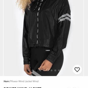 NY vindjacka från Stronger. Lappen kvar - Säljer en NY vindjacka med lappen kvar. Storlek M. Nypris 799kr, säljer den för 400kr, frakt tillkommer. Jackan finns fortfarande i sortimentet. Kan skicka bilder vid intresse. 