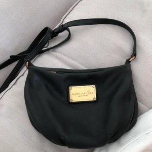 Marc Jacobs väska  - Eftersom väskan har använts i cirka två år så är den lite sliten men det är inget som gått sönder eller liknande. Väskan kostar 150kr plus frakt på 66kr.