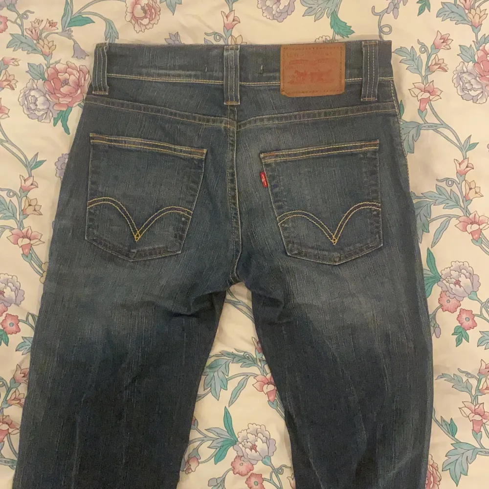 Ett par Levis jeans jag köpt begagnat, som ser ut som populära jeans från 90-talet. De är i ett väldigt bra skick då jag endast använt dem en gång pågrund av att de är lite förstora och långa för mig. (Som man kan se på bilden) . Jag är 164 cm och brukar använda storlek s och 27 i mått på jeans. . Jeans & Byxor.