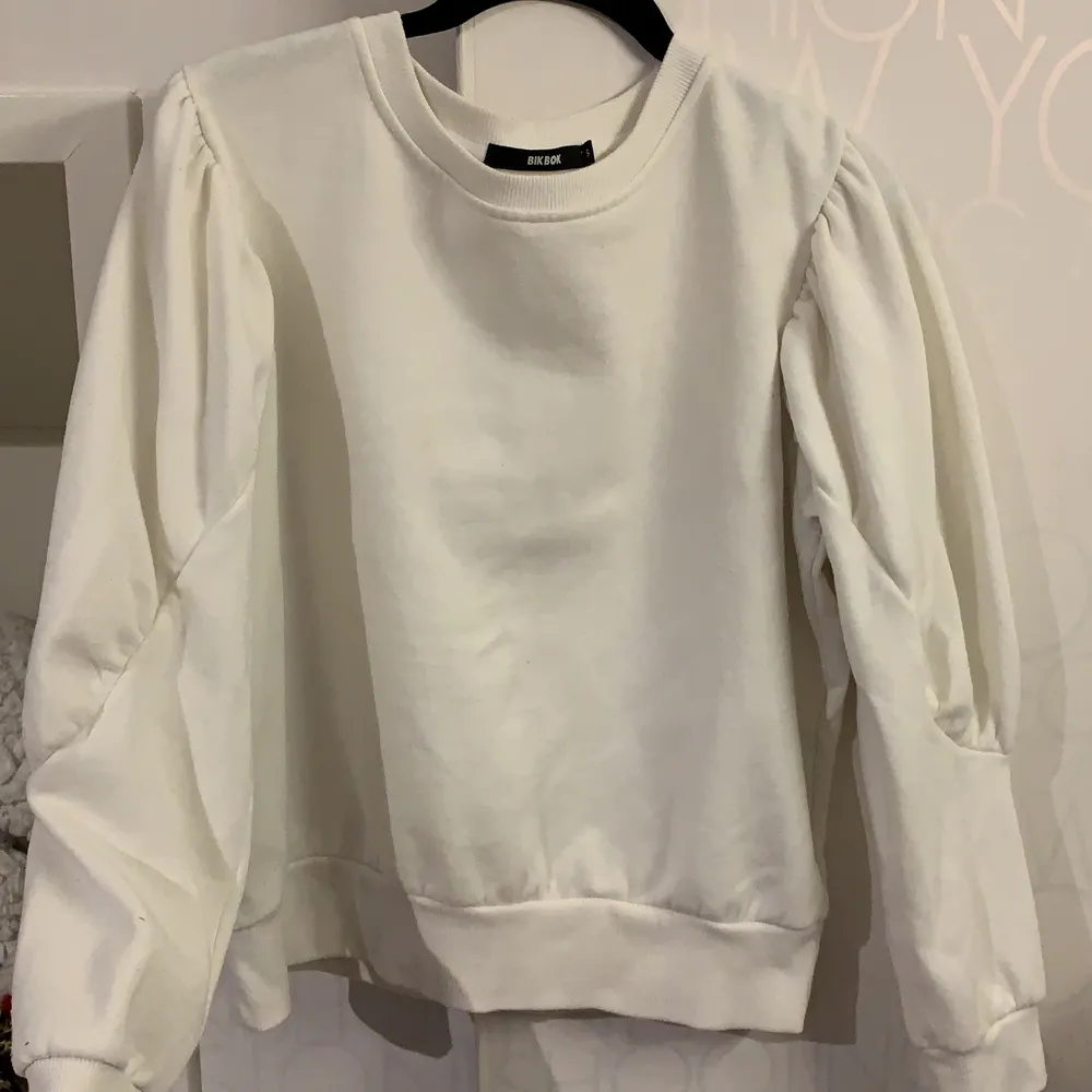 Säljer min jätte fina vita tröja med puffärmar då den blivit för liten. Inte använd så jätte mycket så är i fint skick😇😊. Tröjor & Koftor.
