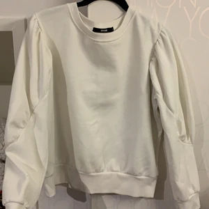 Bik Book tröja stl S - Säljer min jätte fina vita tröja med puffärmar då den blivit för liten. Inte använd så jätte mycket så är i fint skick😇😊
