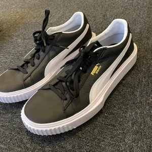 Puma skor  - Helu, dessa puma BREAKER skor säljer jag för att jag klickade hem fel storlek tyvärr. Använda 2-3 gånger och är i VÄLDIGT fint skick. Fler bilder kan jag skicka. Kontakta mig för intresse. Kan tänka mig att sälja dem för 600-700 kr. Kan diskutera frakt samt pris. Jag klickade i ”gratis frakt” så länge. Ha det bra! :)