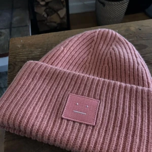 Acne mössa - Jag vill byta min rosa acne mössa mot till någon annan annars säljer jag för ett bra pris