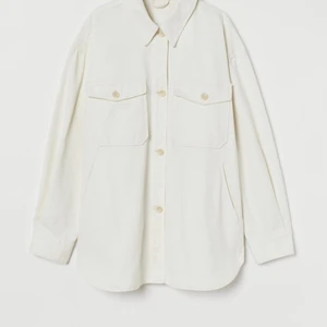 Skjortjacka från HM - Har denna fina skjortjackan från hm, den är helt ny men tyvärr tagit av lappen så kan ej skicka tillbaka. Den är i Storlek XL, jag har stl L/XL o den sitter jättebra. Ordinarie pris 299