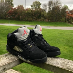 Air Jordan 5 Retro OG BG 'Metallic'  - Cond (6/10) En scuff och sulan är gul pga använda  Storlek: Eu 38.5 Us 6Y  REPLACEMENT BOX!!! Nya kostar runt 2600   Pm angående frågor och köp