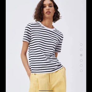 zara - säljer en t shirt ifrån Zara i storlek M men passar en S åxå, ganska så ny och frakt ingår!