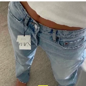 Blå zara jeans - Säljer dessa fina zara jeans som är knappt använda. Säljer pågrund av att de inte kommer till användning. Det är lånad bild och det är bara att höra av sig om man är intresserad för mer information eller bilder. Jag är 170 och de är perfekta i längden, de går ner över skorna.💕💕Startar budgivning om fler är intresserade. Annars köp direkt för 500kr❤️