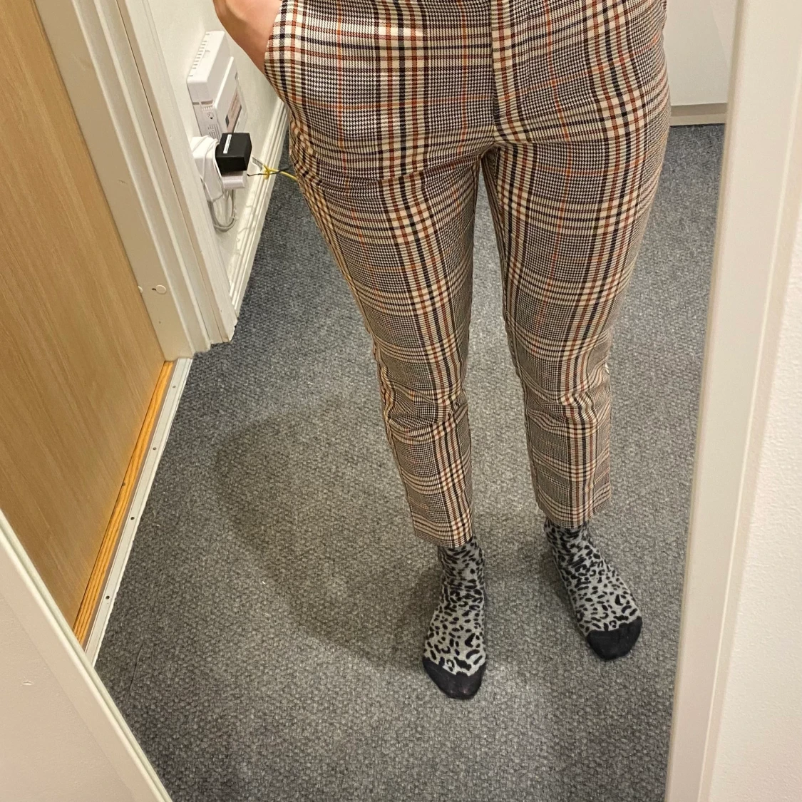 Trousers squared patter with earthy tone