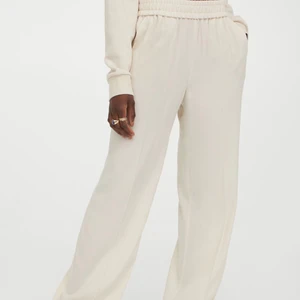 Byxor strl S - Jättefina och sköna byxor från H&M. Knappt använda. Dock lite genomskinliga.