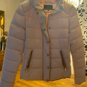Ljusrosa vinterjacka - Tjock vinterjacka från vila i strl L. Inte använt den på jättelänge. Pris kan diskuteras 