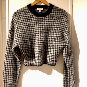 Stickad tröja från Other stories  - Stickad tröja från & other stories. Aldrig använd. Jättemysig! Lite längre armar. Passar perfekt nu till hösten & vintern. Nypris: 790:- 