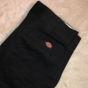 Dickies byxor - Svarta Slim Fit Dickies byxor (herrstorlek)! Aldrig använda!