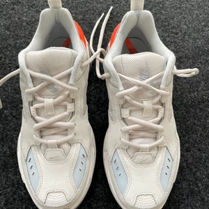 Nike M2K TEKNO Sneakers  - Jag säljer mina skot som sällan används. Köparen står för frakten. US 7.5 UK 5 EUR 38.5 *Köpte den från Zalando för kr832.