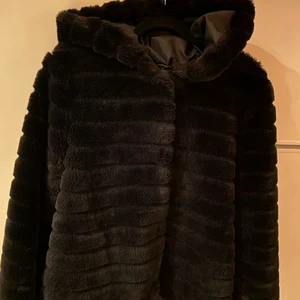 Jacka  - Svart jacka i ”fuskpäls” från märket freequent ⚡️