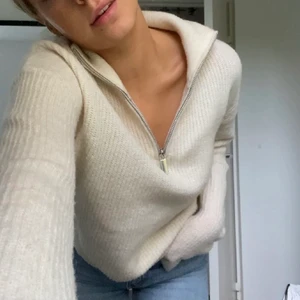 Zipper stickad sweatshirt - ❗️LÄGGER UT ANNONSEN IGEN PGA OSERIÖS KÖPARE❗️Säljer min superfina stickade tröja från BikBok i storlek X-small!😍otroligt skön och passar jättebra nu till hösten🥰💕Nypris 549, knappt använd! De första två bilderna är lånade ‼️ Budgivning om många är intresserade ‼️ Frakt tillkommer