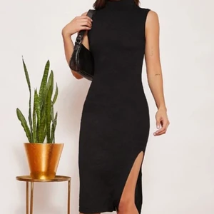 Shein svart klänning - Oanvänd svart klänning från shein, slits vid vänstra sidan. Skriv privat för mer bilder! Passar XS/S. Köparen står för frakten vilket är 66kr💞