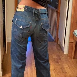 säljer nu mina favorit jeans. Jättefina och långa i benen! 🤍 aldrig sett någon som har dessa jeans så dom är unika!😍 är 172 och har storlek 27-29 i jeansstorlek