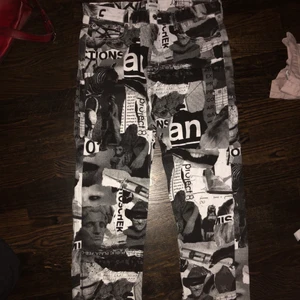 Weekday rare jeans  - Står strl 30 men passar som 33 också de är stora i strl och ganska långa också. Helt oanvända också. Säljer för mycket billigare än köppriset.