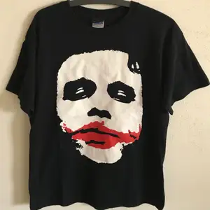 Heath Ledger Joker Official Dark Knight T-Shirt  Size medium, fits like a regular men’s small / medium. Great condition, no flaws or damage.  DM if you need exact size measurements.   Buyer pays for all shipping costs. All items sent with tracking number.   No swaps, no trades, no offers. 