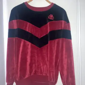 Fin sweatshirt, färg rio red/svart. Ett väldigt litet hål längst fram på höger arm. Köpt från Zalando för 679kr. Storlek small. 