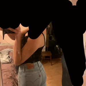 Levis jeans - Hej fina ni! Jag säljer mina Levis skinny jeans, dom är tyvär väldigt små för mig, fint skick inte använda så mycket tyvär, nypris tror jag var runt 1200kr men jag säljer för 150kr+frakt eftersom dom borde vara i någons annans garderob o vill bara bli av me dom så dom inte bara ligger, en liten kort människa kan ha dom här byxorna där jag tyvär har för långa ben, lågmidjade o mycket fint skick,  storlek 25, hör av er i dm för intresse❤️