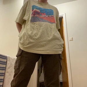 tröja med coolt tryck - Det är en ljusgultröja med skater vibe i XL, från Zalando! Nyskick, använd typ 2-3 gånger!