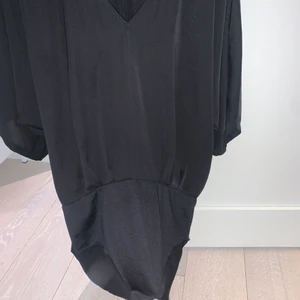 Blus  - Body som är oversize upptill från vila stl L men passar även M 