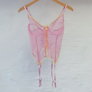 Korsett - Asfin ny korsett i rosa och gult. Oanvänd med lappen kvar! Står storlek 80B, stängs med spännen bak ✨🌸