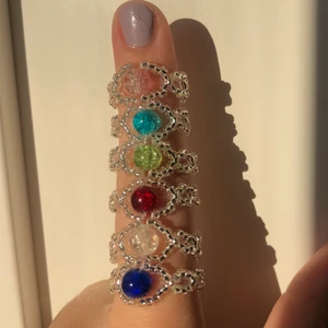 Ringar - Handgjorda ringar! Finns bland dessa färger att välja mellan, och ringarna finns i stolekarna: 5-6, 7-8, 9-10 💜