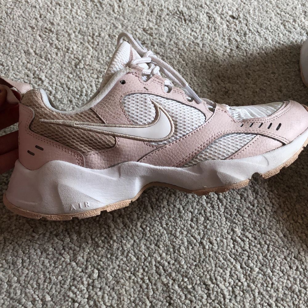 Hej jag säljer dessa rosa,vita Nike AIR. Använda några få gånger. De är små i storleken så passar knappt 39. Ny pris 915kr och aktionen börjar på 270kr. . Skor.