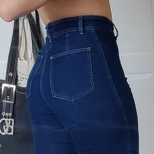 Mörkblå Jeans - Världens bekvämaste jeans 🥰 som jag köpte på H.M för 200kr men endast använt ett fåtal ggr de de är lite för korta för mig. Dem är högmidjade och får 🍑 att se olagligt mycket bättre ut!💕 
